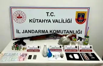 Kütahya'da Uyuşturucu Operasyonu: 2 Gözaltı, Çok Miktarda Ele Geçirildi