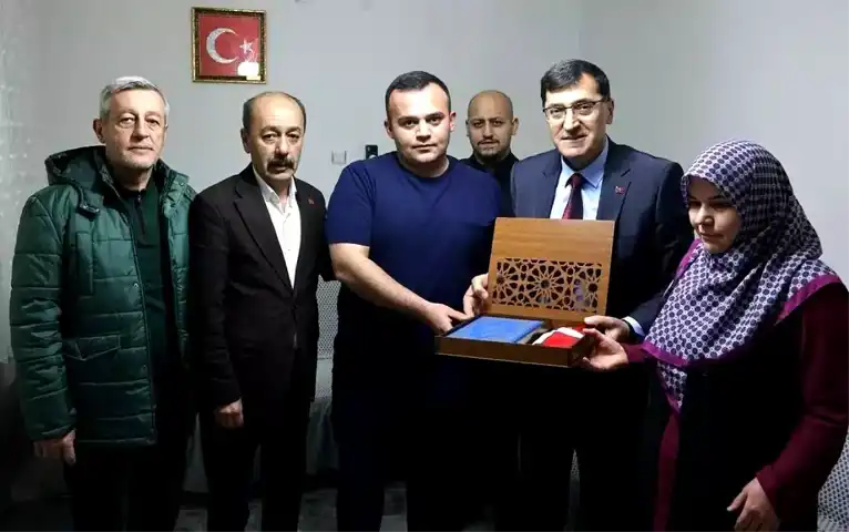 Kahveci, Şehit Ailesini Ziyaret Etti