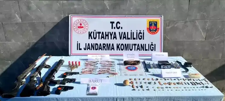 Gediz'de Tarihi Eser Baskını: 120 Obje Ele Geçirildi
