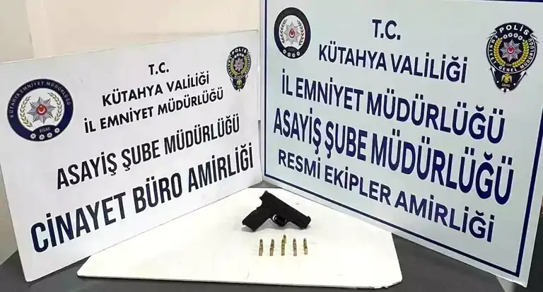 Kütahya'da Araçta Ruhsatsız Tabanca Bulundu