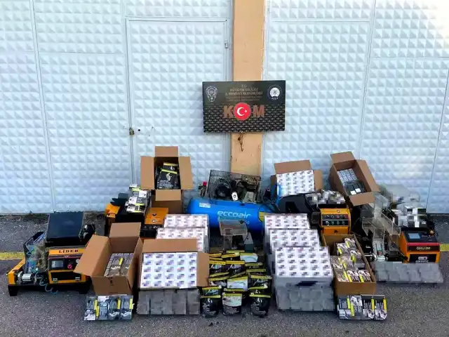 Kütahya'da Kaçak Tütün Operasyonu: 2 Gözaltı