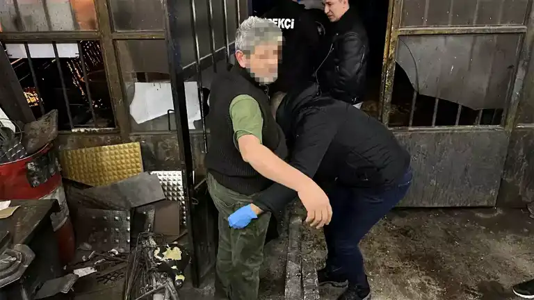 Kütahya Simav'da Sahte Alkol Baskını: 3 Gözaltı