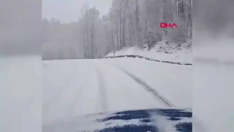 İnegöl-Domaniç Yolu'nda Kar Yağışı Sürücüleri Zorladı