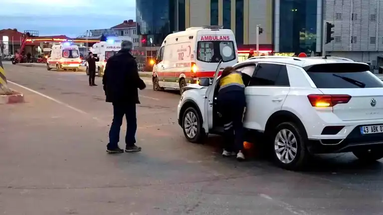 Tavşanlı'da Ambulans-Otomobil Kazası: 1 Yaralı